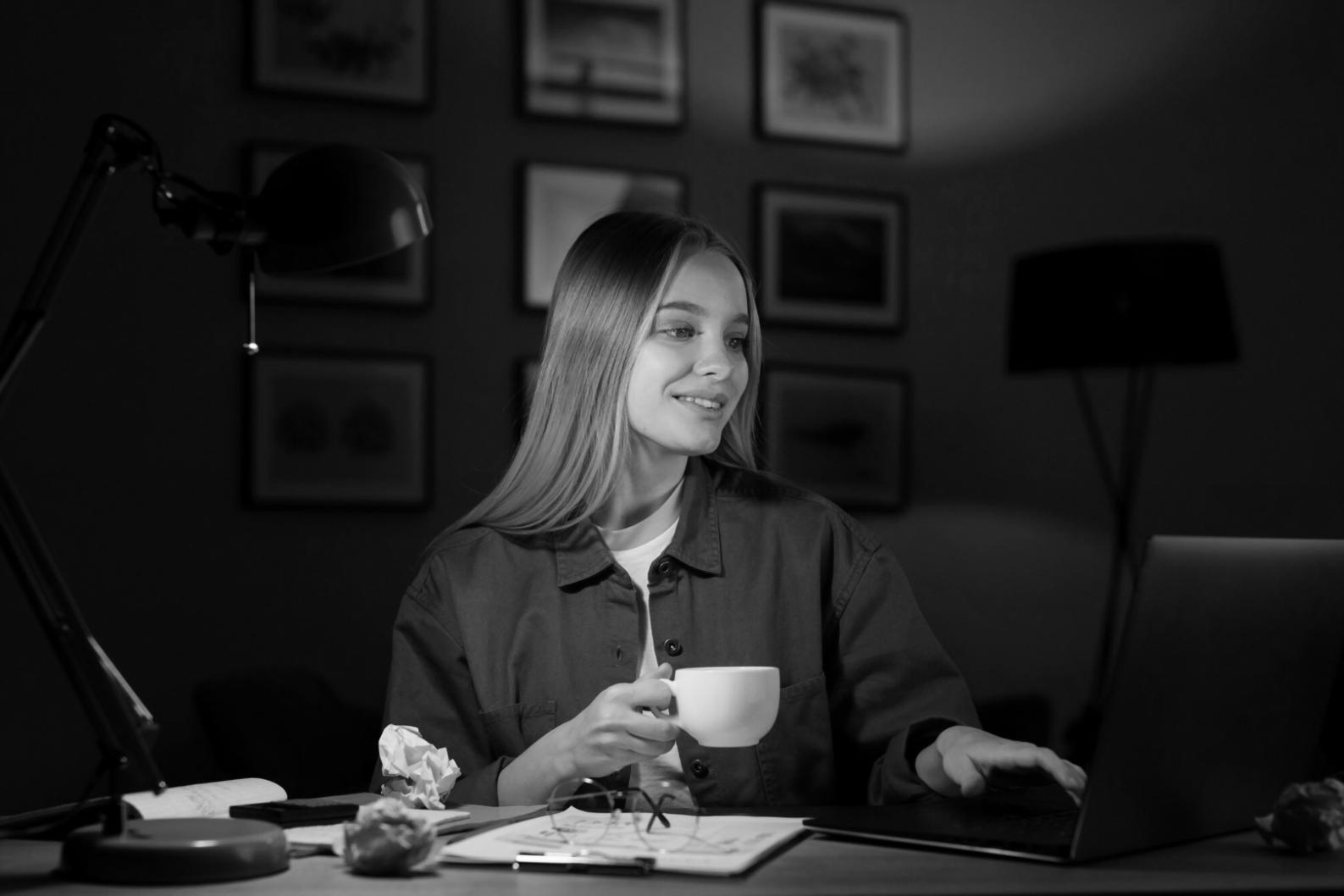 Ambiente di lavoro con analisi finanziarie su fogli di calcolo