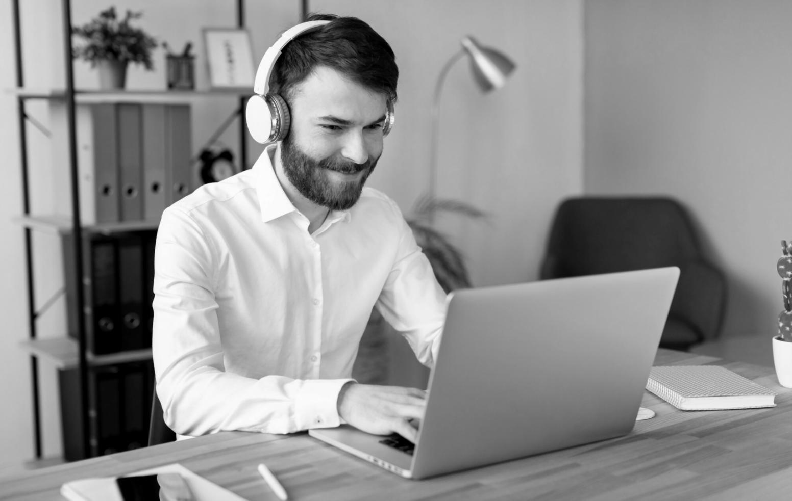 Grafici finanziari e dashboard su foglio di calcolo