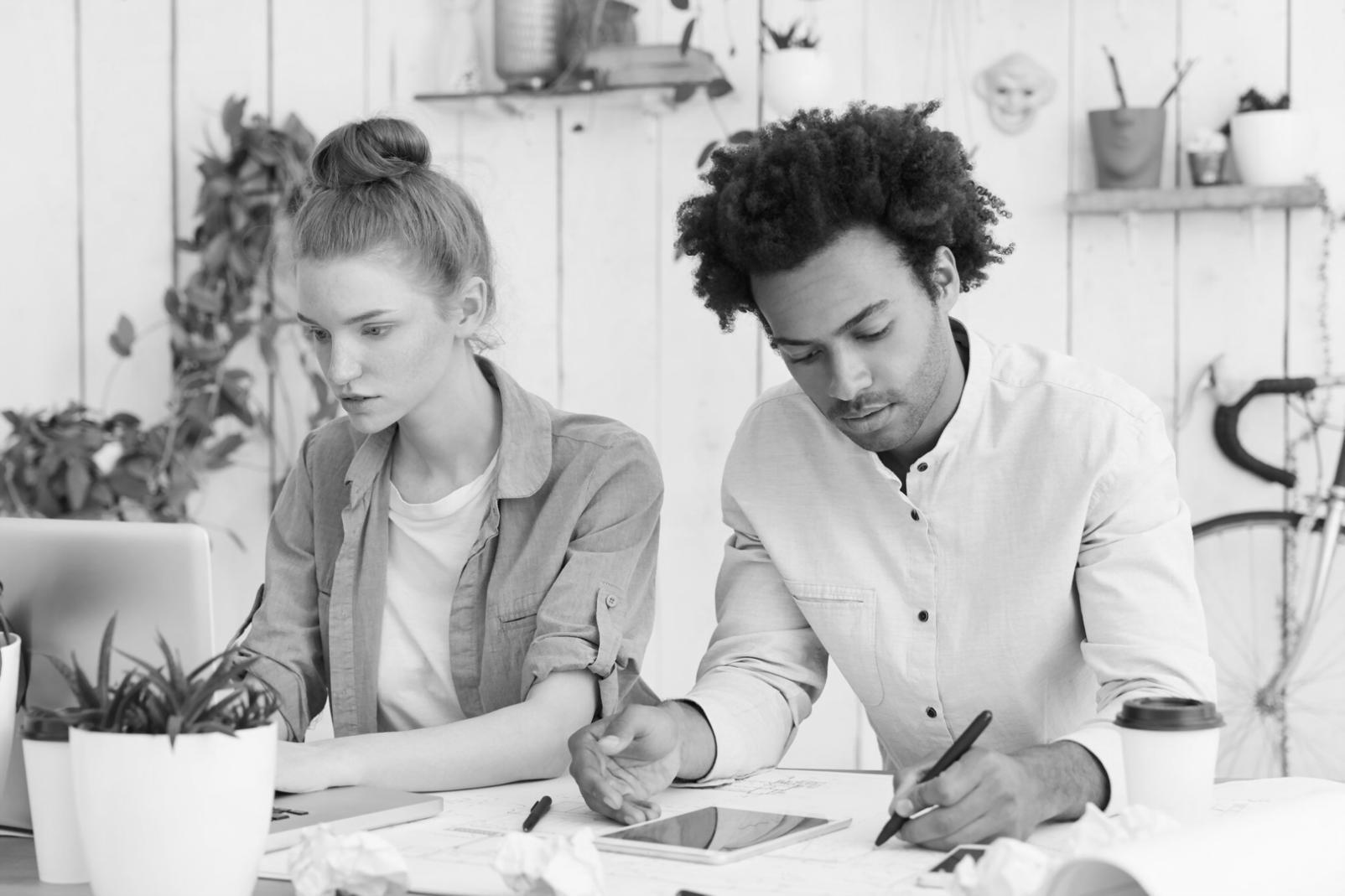 Aula di formazione con computer e fogli di calcolo